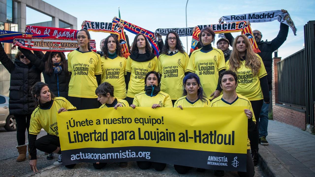Mitglieder von Amnesty International protestieren vor der Botschaft von Saudi-Arabien in Madrid für die Freilassung der saudischen Frauenrechtlerin Loujain al-Hathloul.