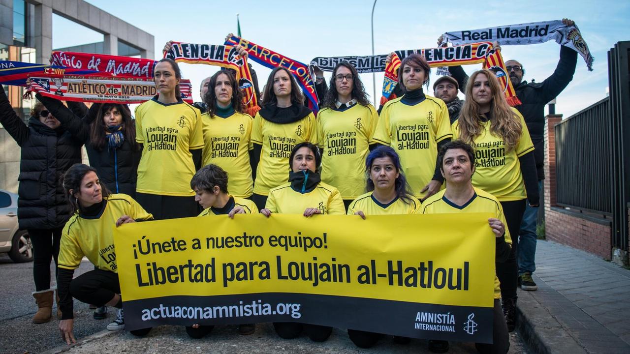 Mitglieder von Amnesty International protestieren vor der Botschaft von Saudi-Arabien in Madrid für die Freilassung der saudischen Frauenrechtlerin Loujain al-Hathloul. Mitglieder von Amnesty International protestieren vor der Botschaft von Saudi-Arabien in Madrid für die Freilassung der saudischen Frauenrechtlerin Loujain al-Hathloul.