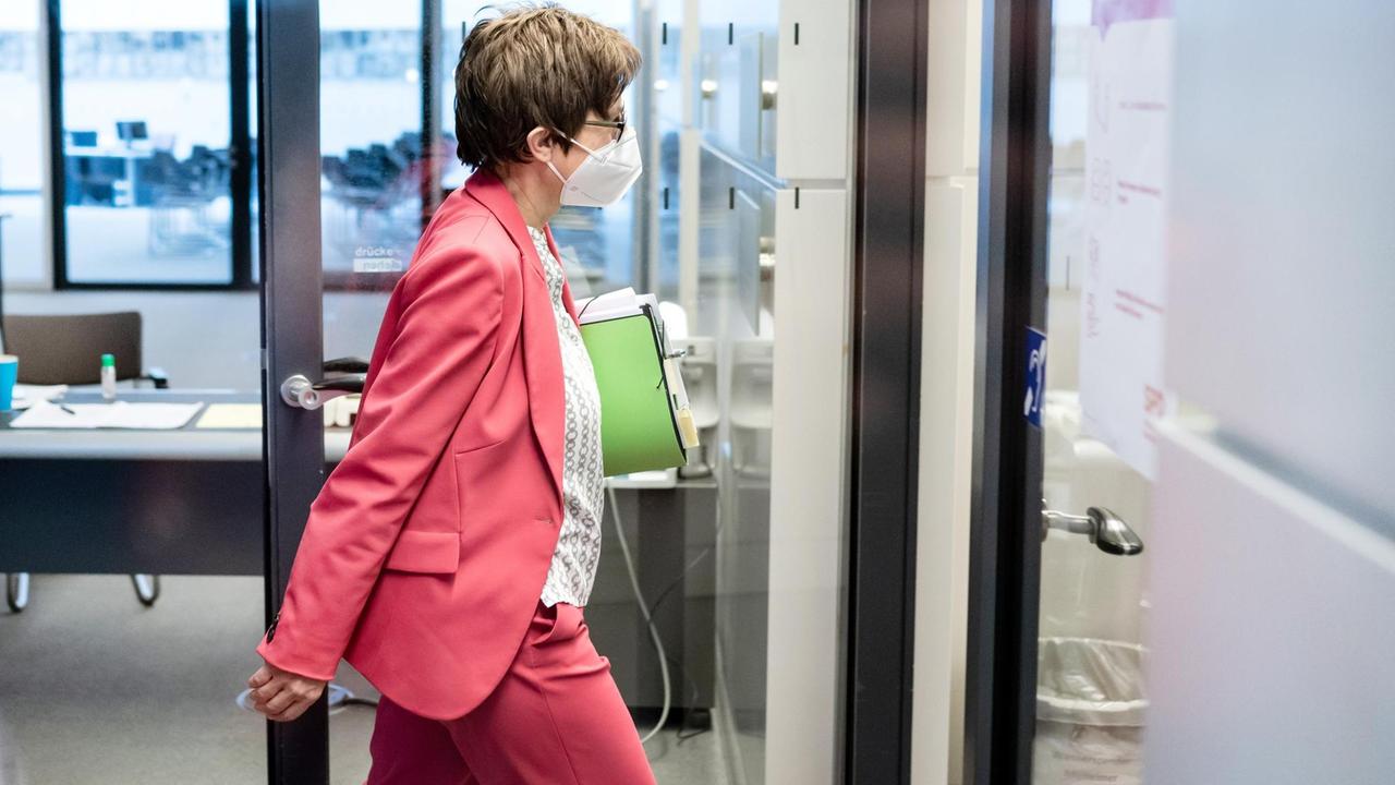 Annegret Kramp-Karrenbauer (CDU), Verteidigungsministerin, kommt zur Sondersitzung des Verteidigungsausschusses zur Reform des Kommandos Spezialkräfte (KSK) der Bundeswehr im Deutschen Bundestag (am 3. Mai 2021). Annegret Kramp-Karrenbauer (CDU), Verteidigungsministerin, kommt zur Sondersitzung des Verteidigungsausschusses zur Reform des Kommandos Spezialkräfte (KSK) der Bundeswehr im Deutschen Bundestag (am 3. Mai 2021).
