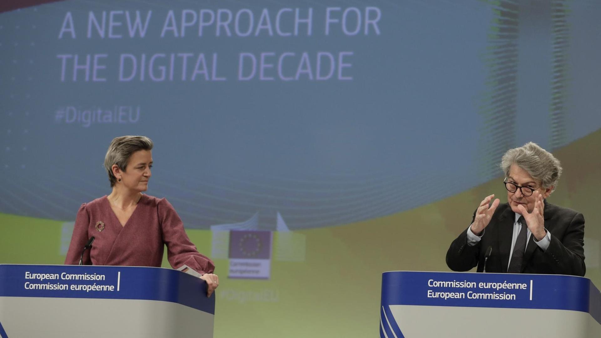 Digitalkommissarin Margrethe Vestager und Binnenmarktkommissar Thierry Breton bei einer Veranstaltung am 25. November 2020 in Brüssel Digitalkommissarin Margrethe Vestager und Binnenmarktkommissar Thierry Breton bei einer Veranstaltung am 25. November 2020 in Brüssel