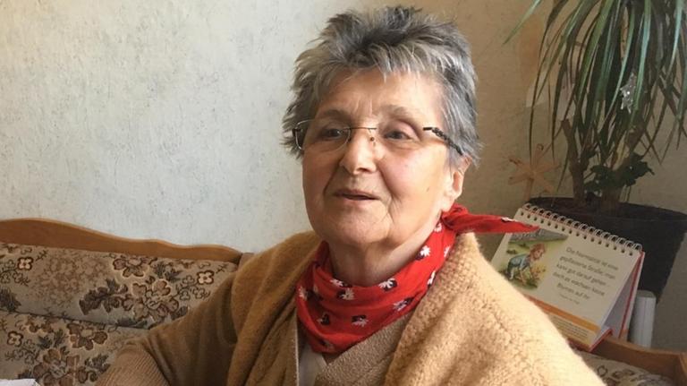 Die Aktivistin Edith Penk sitzt in ihrer Küche an einem Tisch und schaut in die Kamera. Die Aktivistin Edith Penk sitzt in ihrer Küche an einem Tisch und schaut in die Kamera.
