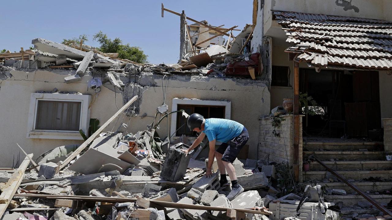 Der Israeli Elisha Golan untersucht sein zerstörtes Haus in Yehud, Israel, nach Bombardierungen der Hamas. 12. Mai 2021. Der Israeli Elisha Golan untersucht sein zerstörtes Haus in Yehud, Israel, nach Bombardierungen der Hamas. 12. Mai 2021.