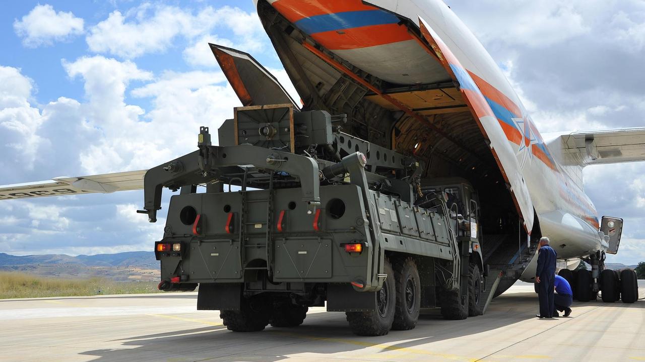 Auf der Luftwaffenbasis Akincilar in der Türkei werden die ersten Lieferungen des umstrittenen russischen Raketenabwehrsystems S-400 ausgeladen Auf der Luftwaffenbasis Akincilar in der Türkei werden die ersten Lieferungen des umstrittenen russischen Raketenabwehrsystems S-400 ausgeladen