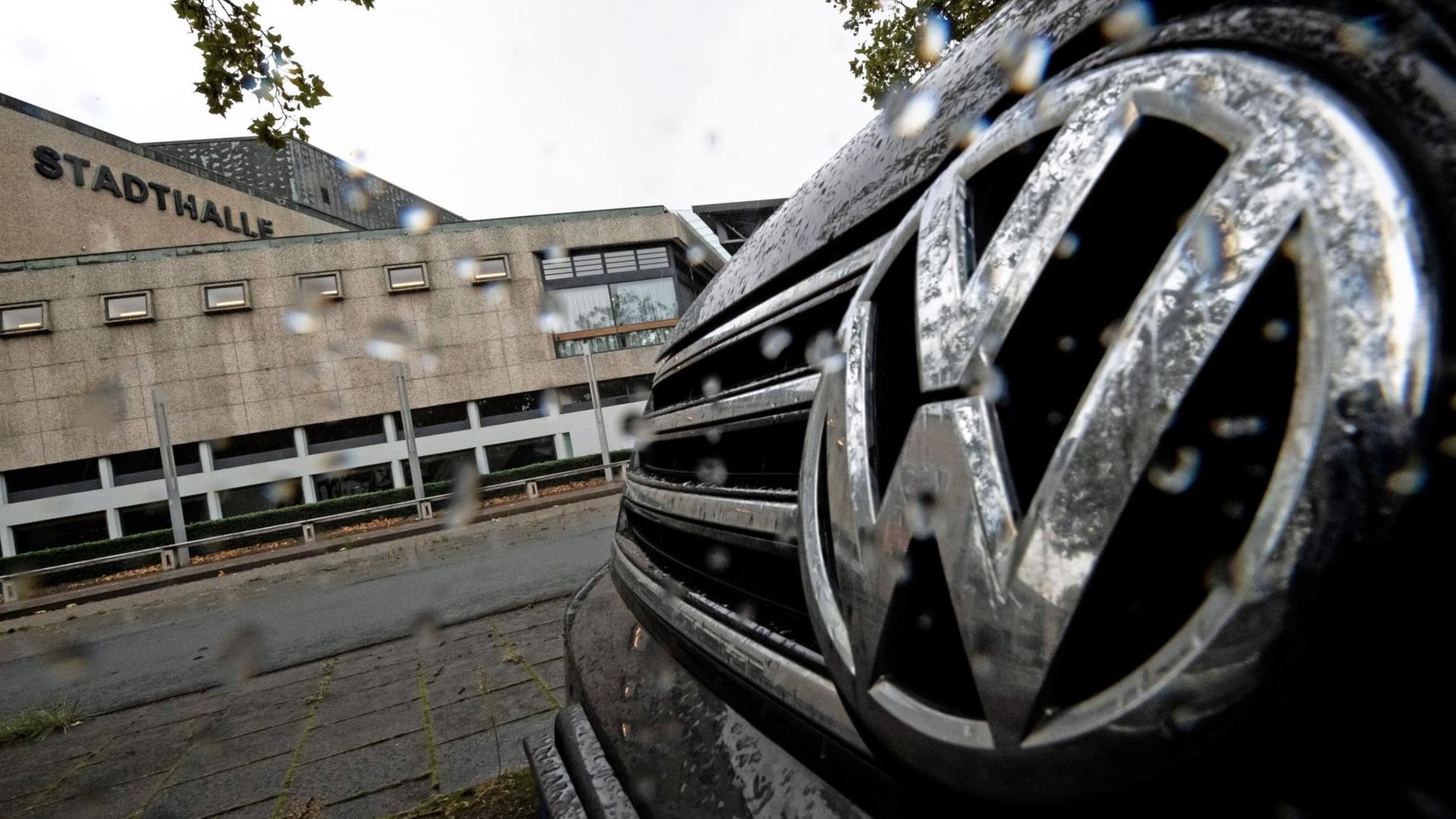 18.09.2019, Niedersachsen, Braunschweig: Ein VW steht vor der Stadthalle. Am 30. September startet am Oberlandesgericht Braunschweig ein Verfahren zur Musterfeststellungsklage gegen Volkswagen. Rund 430 000 Autokäufer schlossen sich der Klage an. Foto: Sina Schuldt/dpa | Verwendung weltweit 18.09.2019, Niedersachsen, Braunschweig: Ein VW steht vor der Stadthalle. Am 30. September startet am Oberlandesgericht Braunschweig ein Verfahren zur Musterfeststellungsklage gegen Volkswagen. Rund 430 000 Autokäufer schlossen sich der Klage an. Foto: Sina Schuldt/dpa | Verwendung weltweit