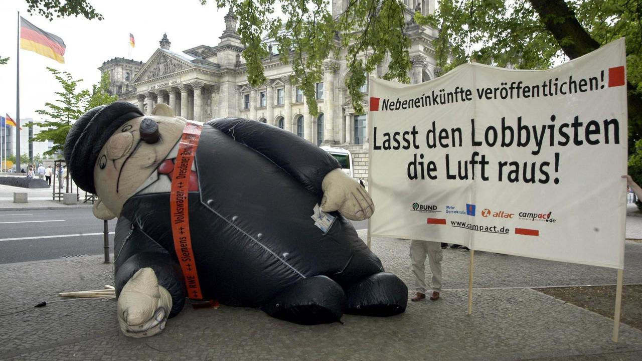 Lasst den Lobbyisten die Luft raus! steht auf einem Transparent vor dem Bundestag in Berlin. Lasst den Lobbyisten die Luft raus! steht auf einem Transparent vor dem Bundestag in Berlin.