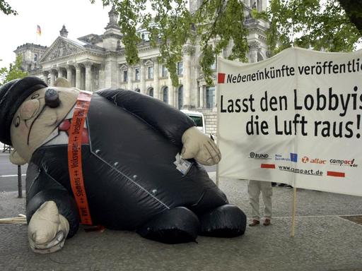 Lasst den Lobbyisten die Luft raus! steht auf einem Transparent vor dem Bundestag in Berlin.