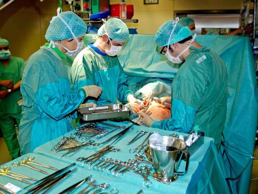 Ärzte bei einer Transplantation