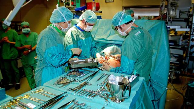 Ärzte transplantieren eine Lunge.