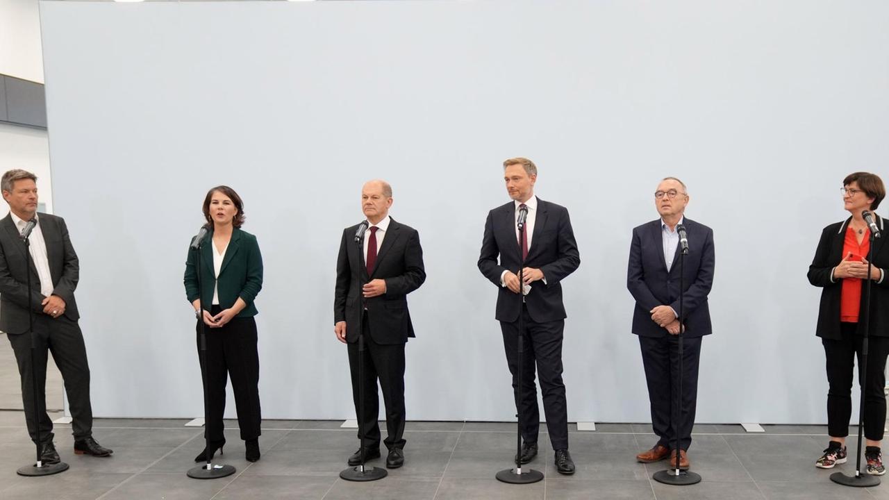 Berlin: Robert Habeck, Annalena Baerbock, Olaf Scholz, Christian Lindner, Norbert Walter-Borjans und Saskia Esken, Bundesvorsitzende der SPD, geben nach den Sondierungsgesprächen von SPD, FDP und Bündnis 90/Die Grünen zur Bildung einer neuen Bundesregierung nach der Bundestagswahl ein Statement. Berlin: Robert Habeck, Annalena Baerbock, Olaf Scholz, Christian Lindner, Norbert Walter-Borjans und Saskia Esken, Bundesvorsitzende der SPD, geben nach den Sondierungsgesprächen von SPD, FDP und Bündnis 90/Die Grünen zur Bildung einer neuen Bundesregierung nach der Bundestagswahl ein Statement.