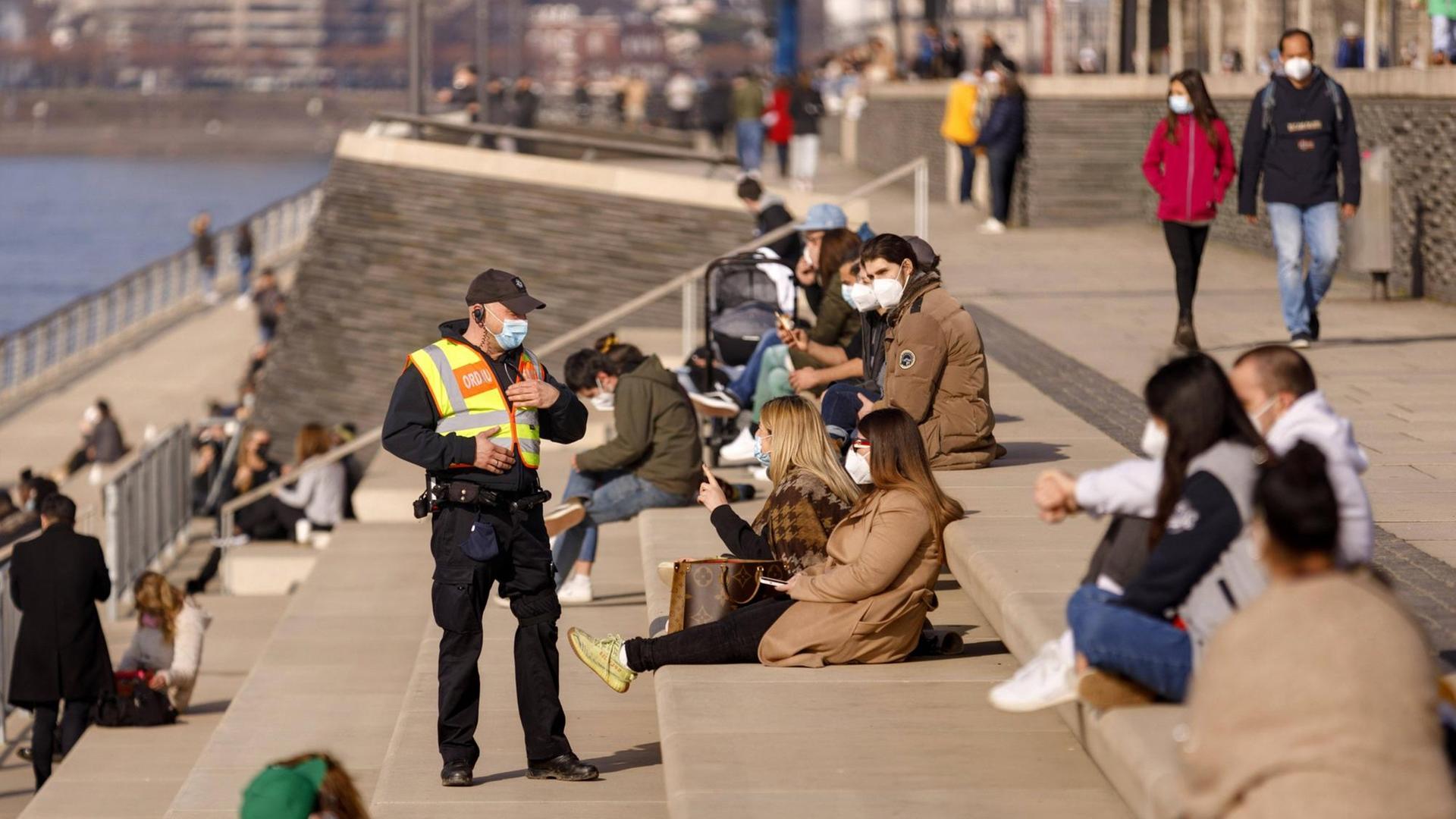 Bei sonnigem Frühlingswetter führt das Kölner Ordnungsamt am gut besuchten Rheinboulevard Schwerpunktkontrollen zur erweiterten Maskenpflicht während der Coronakrise durch. Bei sonnigem Frühlingswetter führt das Kölner Ordnungsamt am gut besuchten Rheinboulevard Schwerpunktkontrollen zur erweiterten Maskenpflicht während der Coronakrise durch.