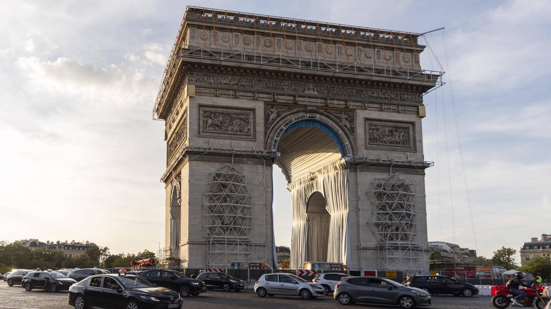 Der Arc de Triomphe in Paris mit Teilumhüllung des Christo-Projekts Der Arc de Triomphe in Paris mit Teilumhüllung des Christo-Projekts
