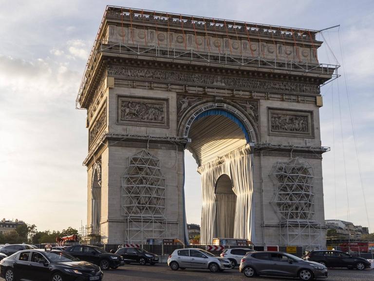 Der Arc de Triomphe in Paris mit Teilumhüllung des Christo-Projekts