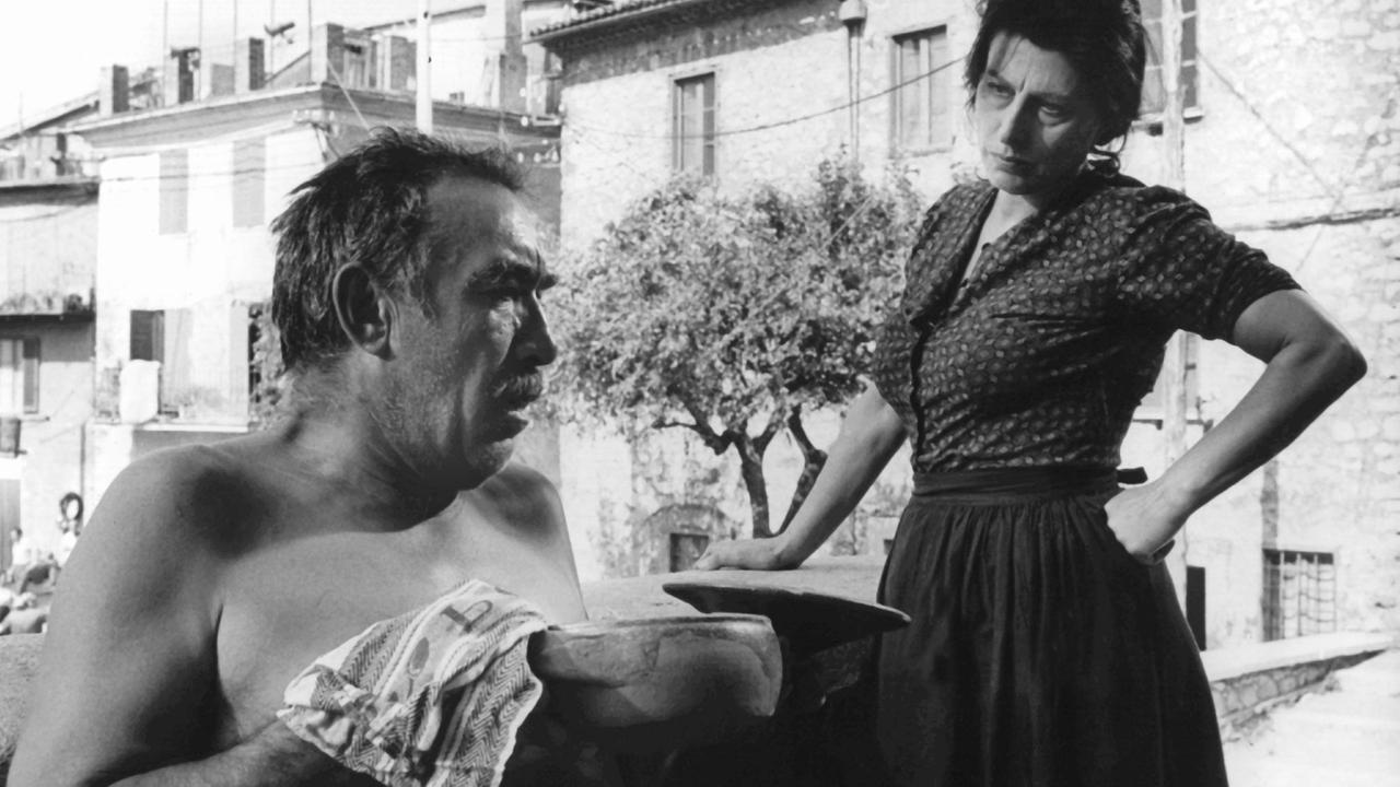 Die italienische Schauspielerin Anna Magnani mit Anthony Quinn in dem Film "Das Geheimnis von Santa Vittoria" 1969. 