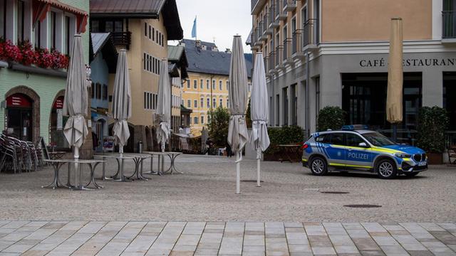 Ein Streifenwagen der Polizei fährt zur Kontrolle der Maskenpflicht durch die leere Innenstadt von Berchtesgaden.
