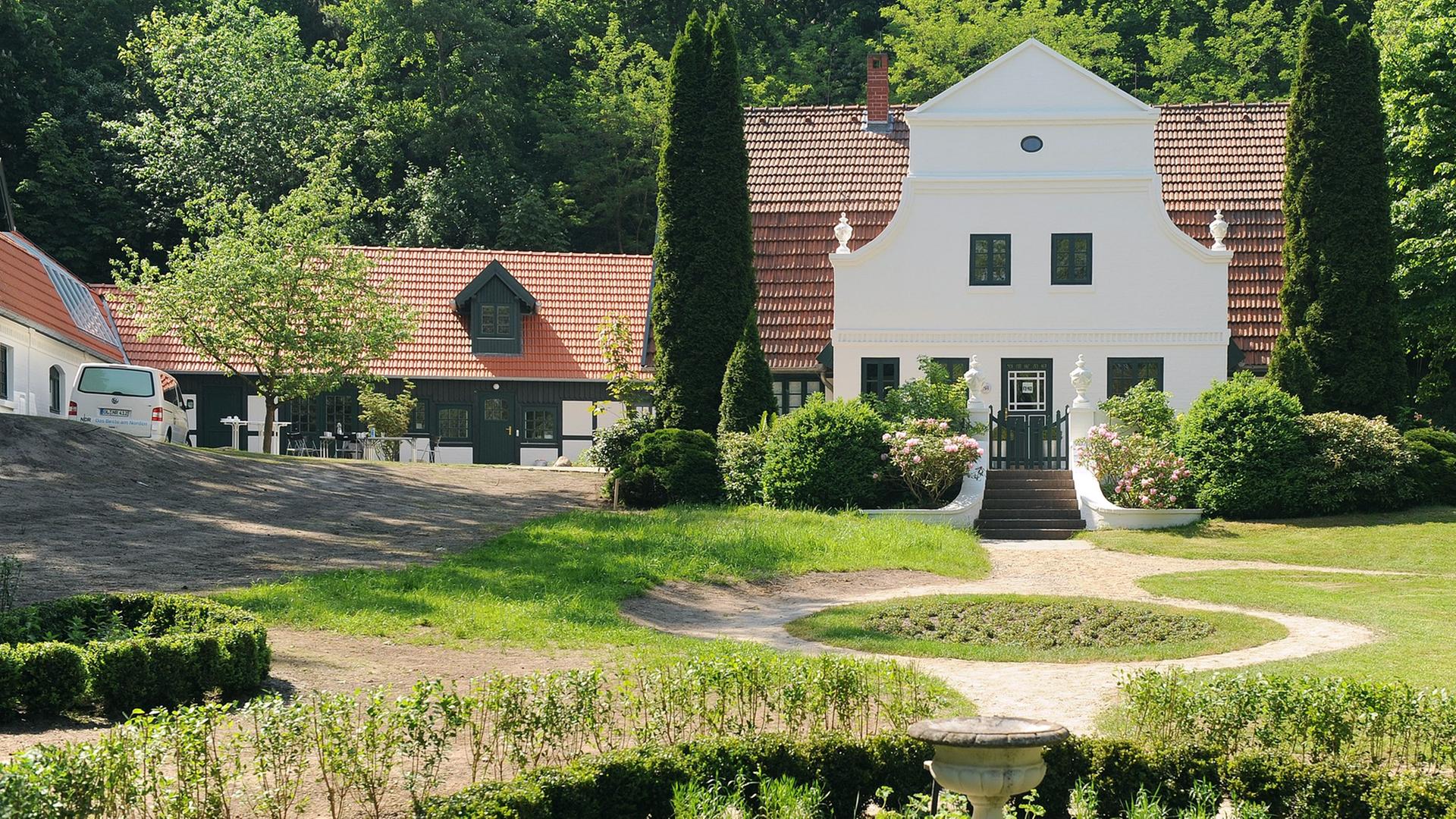Die Aufnahme vom 23.05.2012 zeigt das vom Jugenstil-Künstler Heinrich Vogeler gestaltete Gesamtkunstwerk Barkenhoff in Worpswede (Kreis Osterholz). Der einstige Treffpunkt der Worpsweder Künstlergemeinschaft ist hier in seinem restaurierten Zustand zu sehen. Die Aufnahme vom 23.05.2012 zeigt das vom Jugenstil-Künstler Heinrich Vogeler gestaltete Gesamtkunstwerk Barkenhoff in Worpswede (Kreis Osterholz). Der einstige Treffpunkt der Worpsweder Künstlergemeinschaft ist hier in seinem restaurierten Zustand zu sehen.