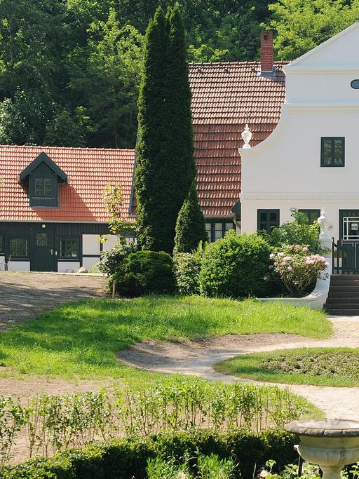 Die Aufnahme vom 23.05.2012 zeigt das vom Jugenstil-Künstler Heinrich Vogeler gestaltete Gesamtkunstwerk Barkenhoff in Worpswede (Kreis Osterholz). Der einstige Treffpunkt der Worpsweder Künstlergemeinschaft ist hier in seinem restaurierten Zustand zu sehen.