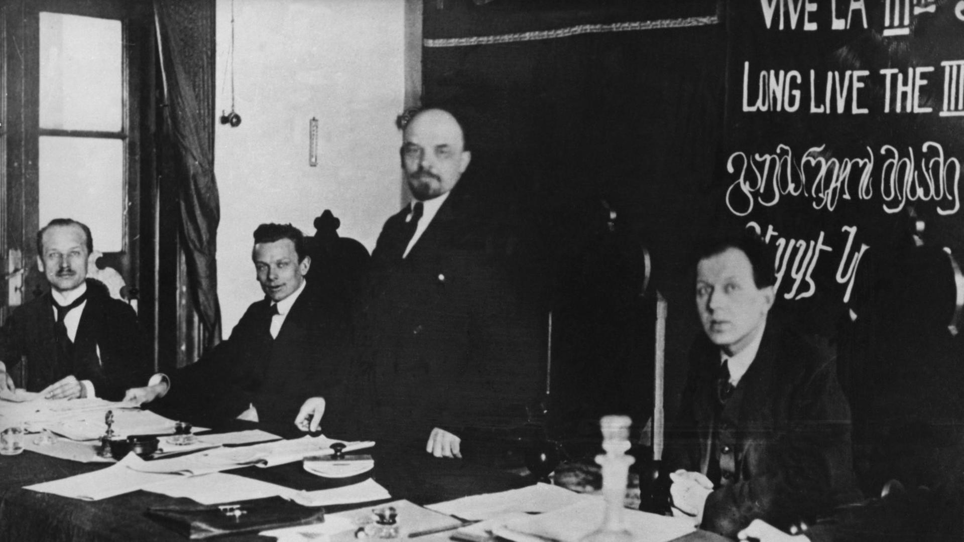 Das Präsidium des Gründungskongresses der Kommunistischen Internationale in Moskau, März 1919: von links Gustav Klinger, Hugo Eberlein, Wladimir Iljitsch Lenin, Fritz Platten.