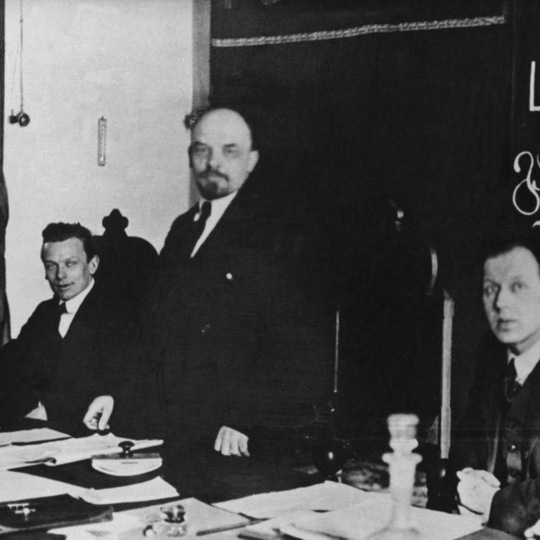 Das Präsidium des Gründungskongresses der Kommunistischen Internationale in Moskau, März 1919: von links Gustav Klinger, Hugo Eberlein, Wladimir Iljitsch Lenin, Fritz Platten.