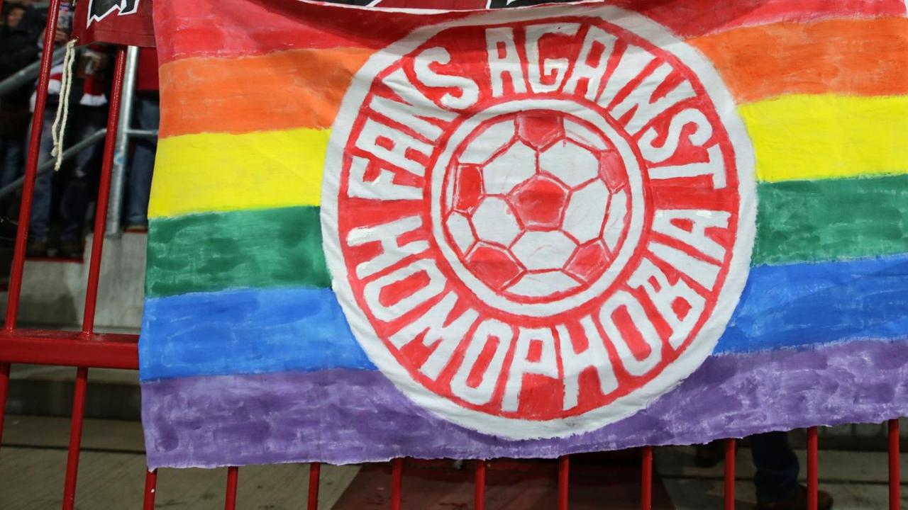 Ein Plakat von Fans beim Spiel zwischen FC St. Pauli und RB Leipzig am 12. Februar 2016Fu Ein Plakat von Fans beim Spiel zwischen FC St. Pauli und RB Leipzig am 12. Februar 2016Fu