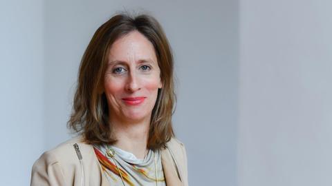 Stephanie Rosenthal, die derzeitige Direktorin des Martin-Gropius-Baus, steht im Lichthof der Einrichtung