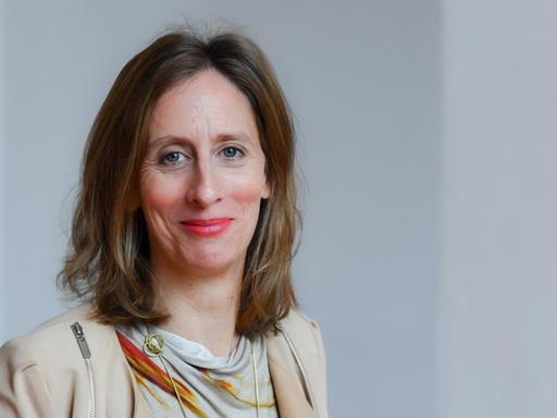 Stephanie Rosenthal, die derzeitige Direktorin des Martin-Gropius-Baus, steht im Lichthof der Einrichtung