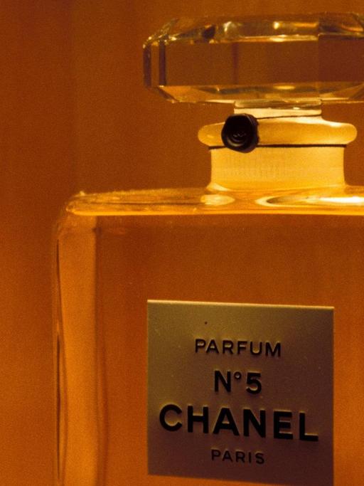 Ein Parfümflakon, auf dessen Schild steht Chanel No. 5.