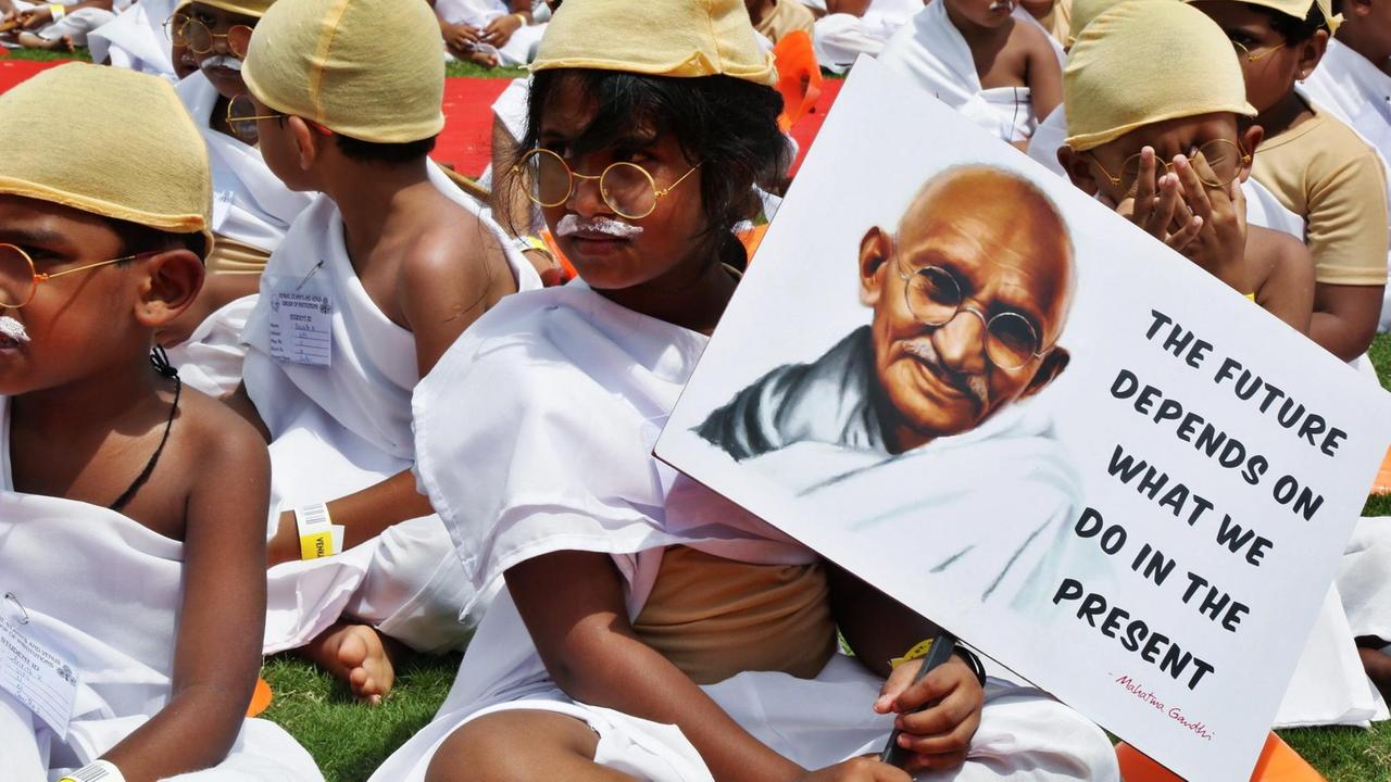 Indische Schulkinder verkleidet als Gandhi

