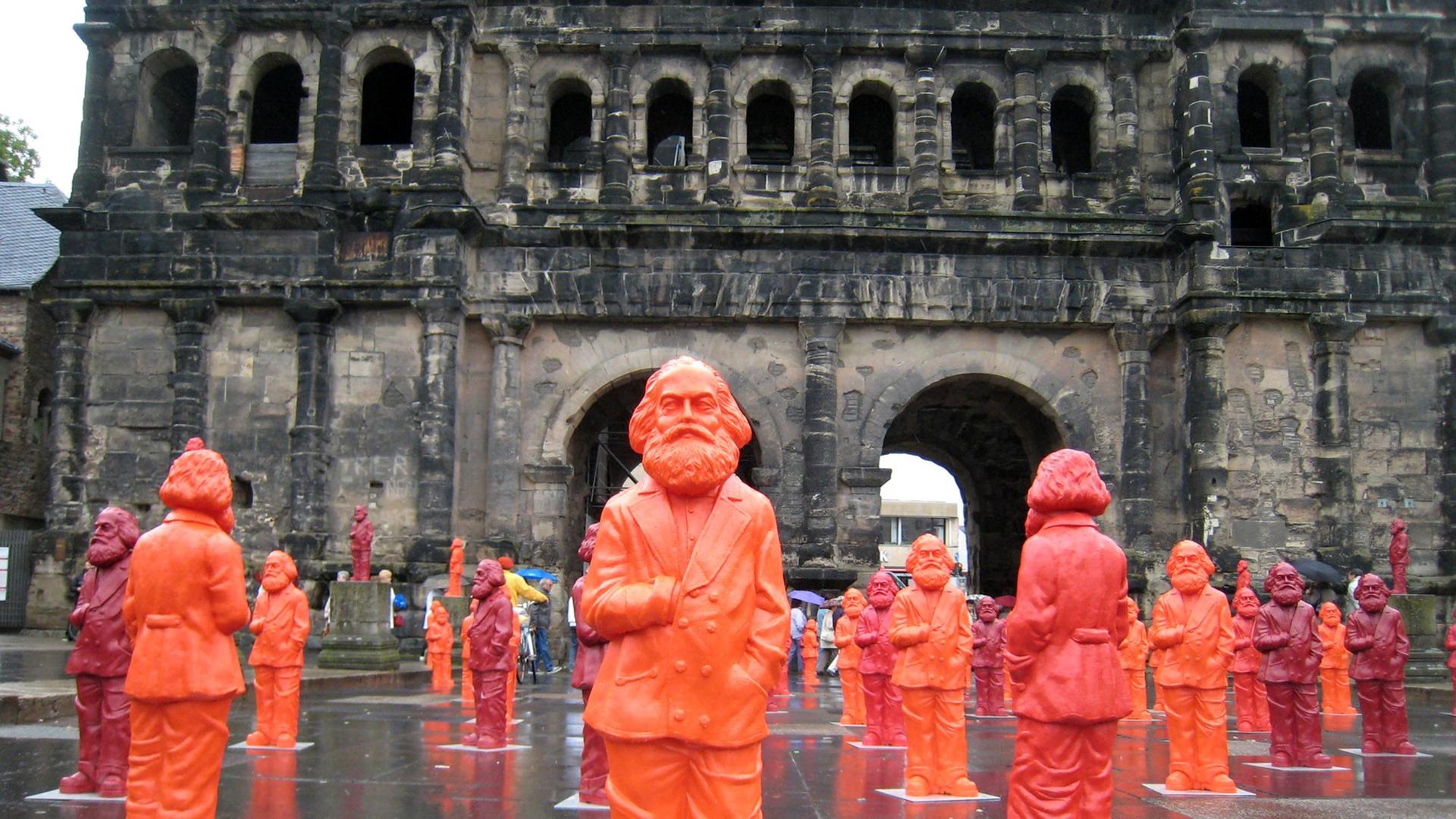 Karl Marx vor der Porta Nigra. Im Rahmen einer Installation des Künstlers Ottmar Hörl wurden 500 ein Meter hohe Karl Marx-Figuren aus Kunststoff um das Wahrzeichen der Stadt an der Mosel aufgestellt. Karl Marx vor der Porta Nigra. Im Rahmen einer Installation des Künstlers Ottmar Hörl wurden 500 ein Meter hohe Karl Marx-Figuren aus Kunststoff um das Wahrzeichen der Stadt an der Mosel aufgestellt.