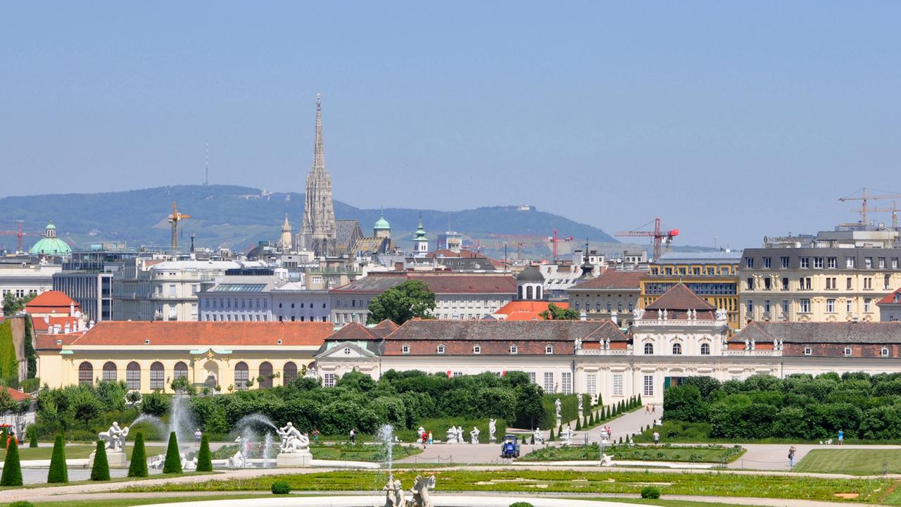 Blick aus dem Garten auf das Untere Belvedere und die Innere Stadt von Wien, aufgenommen am 17.06.2012.