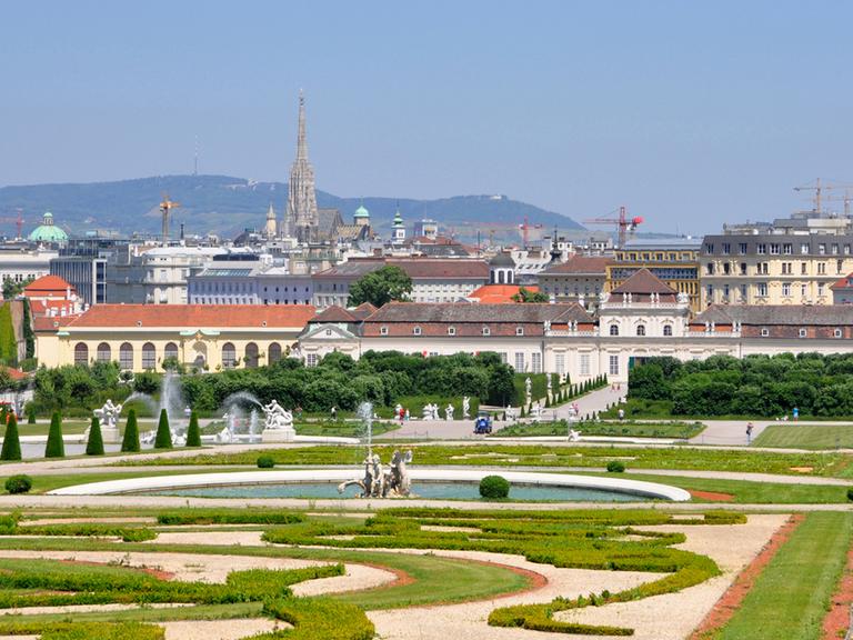 Blick aus dem Garten auf das Untere Belvedere und die Innere Stadt von Wien, aufgenommen am 17.06.2012.