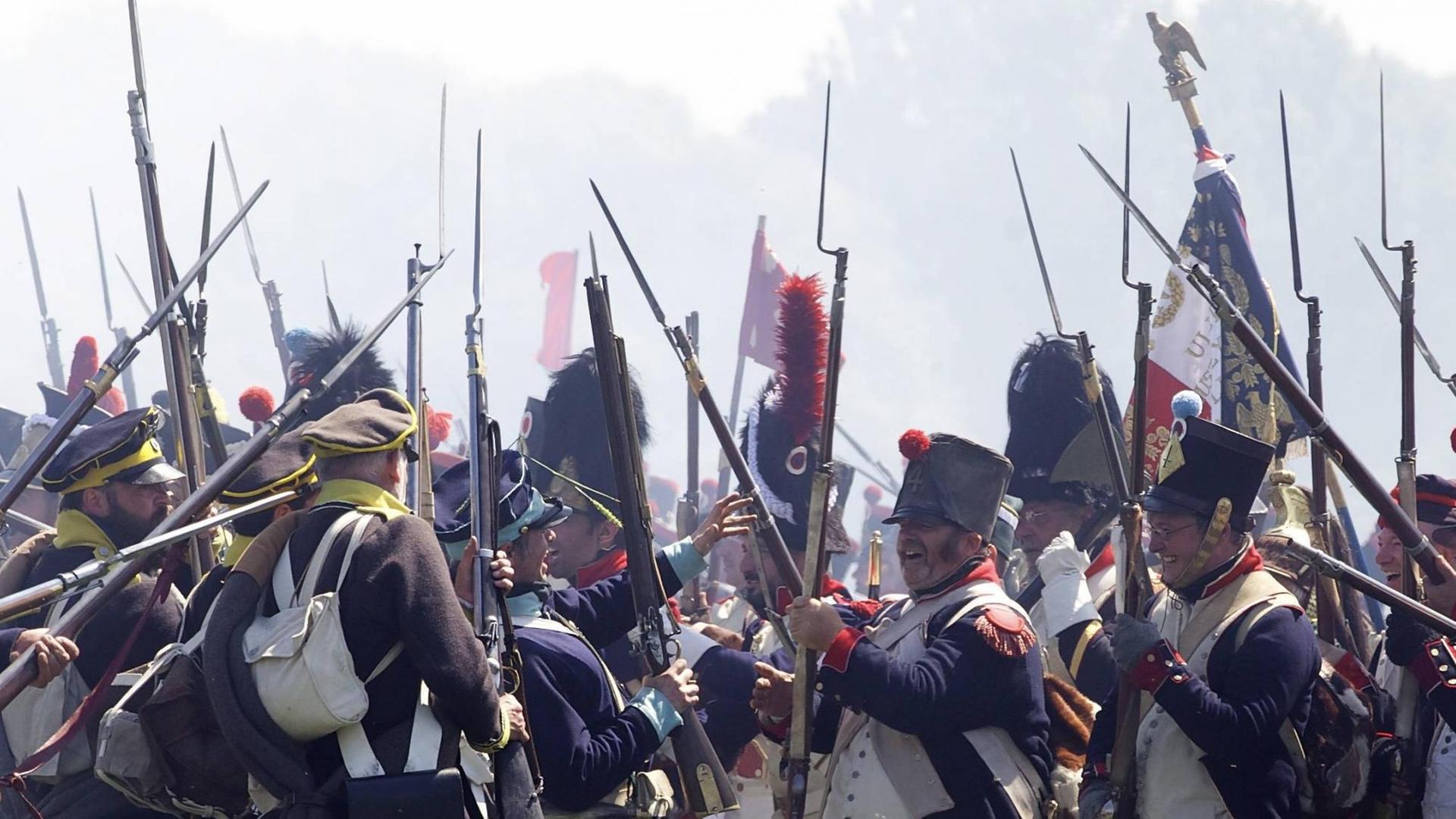 In Belgien wird die Schlacht von Ligny nachgestellt, der letzte Sieg Napoleons, bevor er am 18. Juni bei Waterloo unterlag. In Belgien wird die Schlacht von Ligny nachgestellt, der letzte Sieg Napoleons, bevor er am 18. Juni bei Waterloo unterlag.