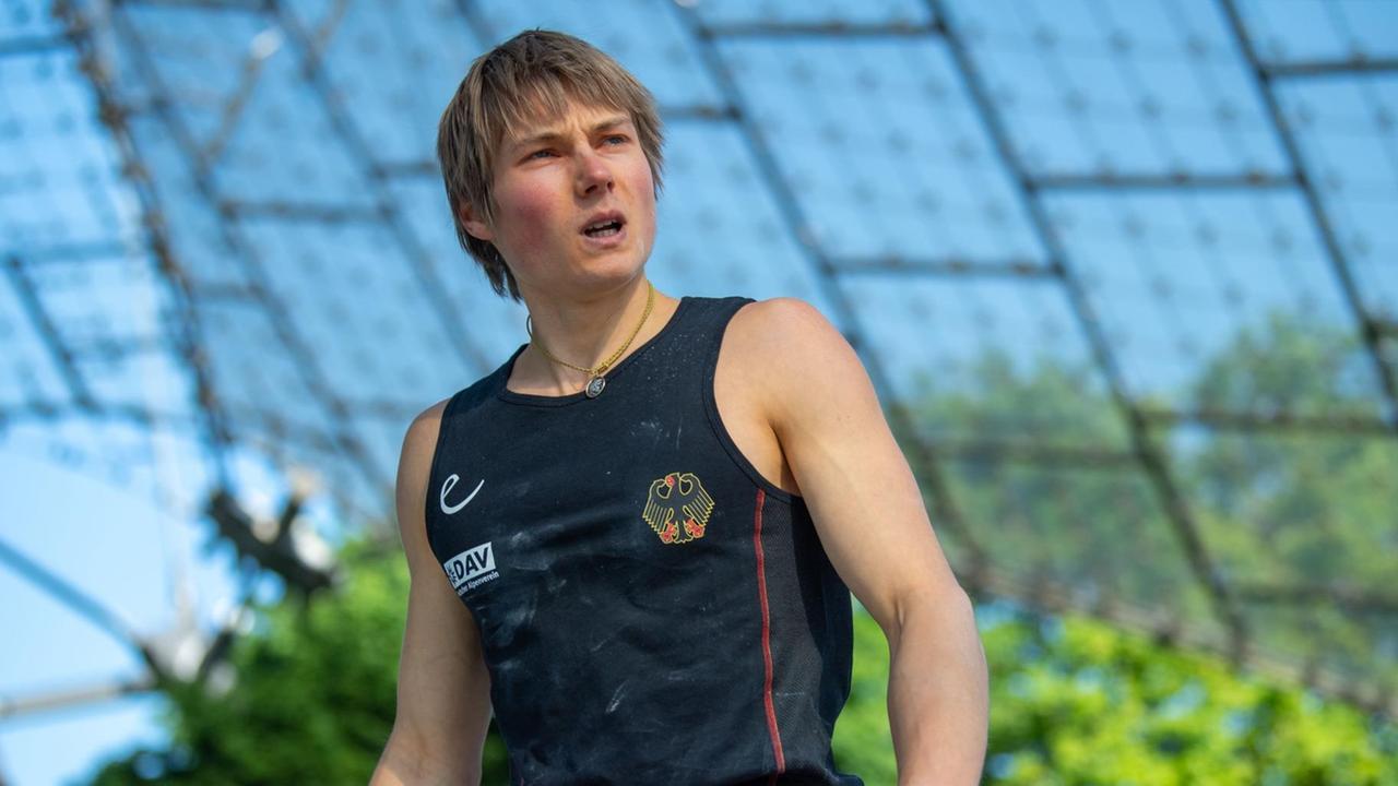 Alexander Megos in seinem Sportdress. Er blickt konzentriert. Alexander Megos in seinem Sportdress. Er blickt konzentriert.