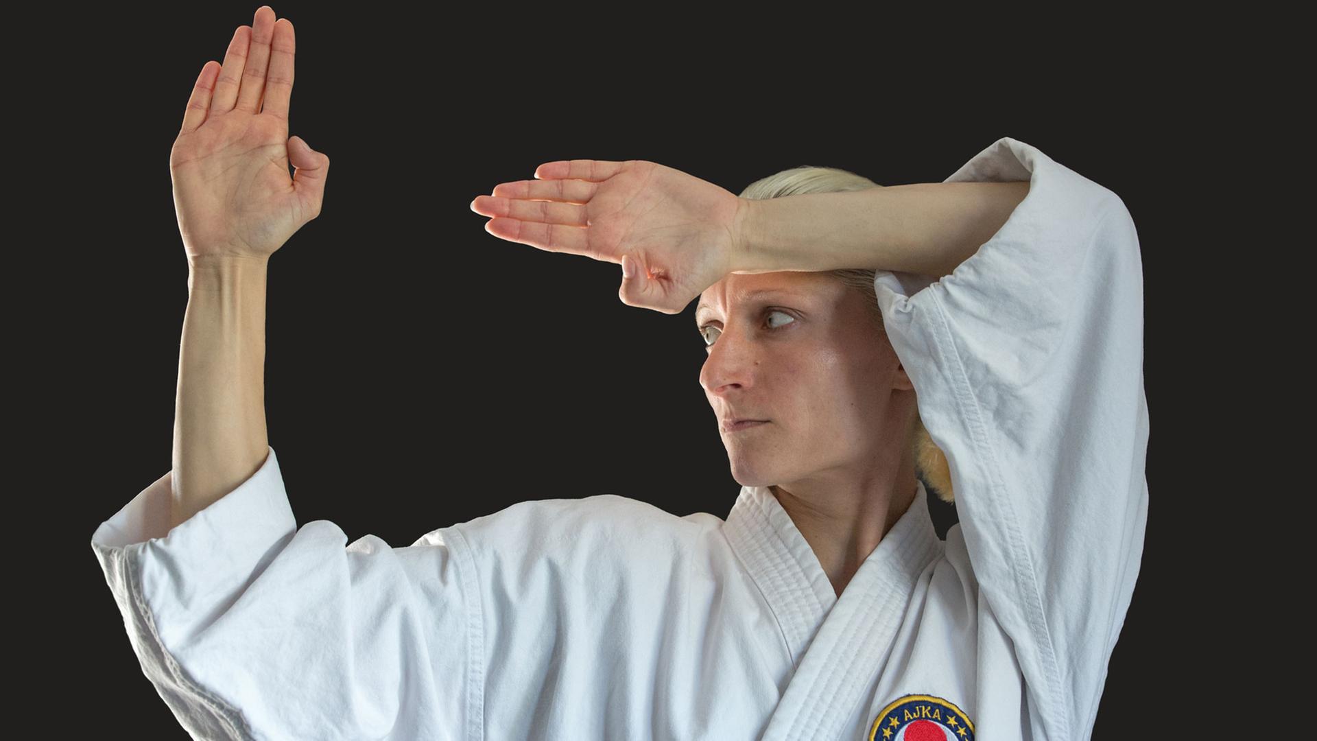 Christine Giebe, Trägerin des 4. Dan im Shotokan-Karate, demonstriert eine typische Bewegung aus einer Kata.