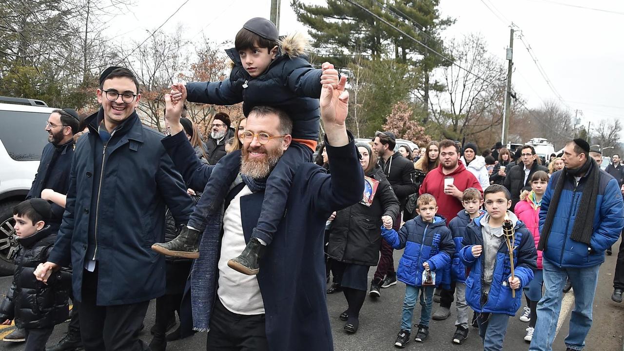 Ca. 300 Menschen der jüdischen Gemeinschaft in Monsey, New York, ziehen singend und tanzend durch die Strassen am 29. Dezember 2019, um ihre Solidarität nach dem terroristischen Anschlag beim Lichterfest Chanukka zu zeigen. Ca. 300 Menschen der jüdischen Gemeinschaft in Monsey, New York, ziehen singend und tanzend durch die Strassen am 29. Dezember 2019, um ihre Solidarität nach dem terroristischen Anschlag beim Lichterfest Chanukka zu zeigen.