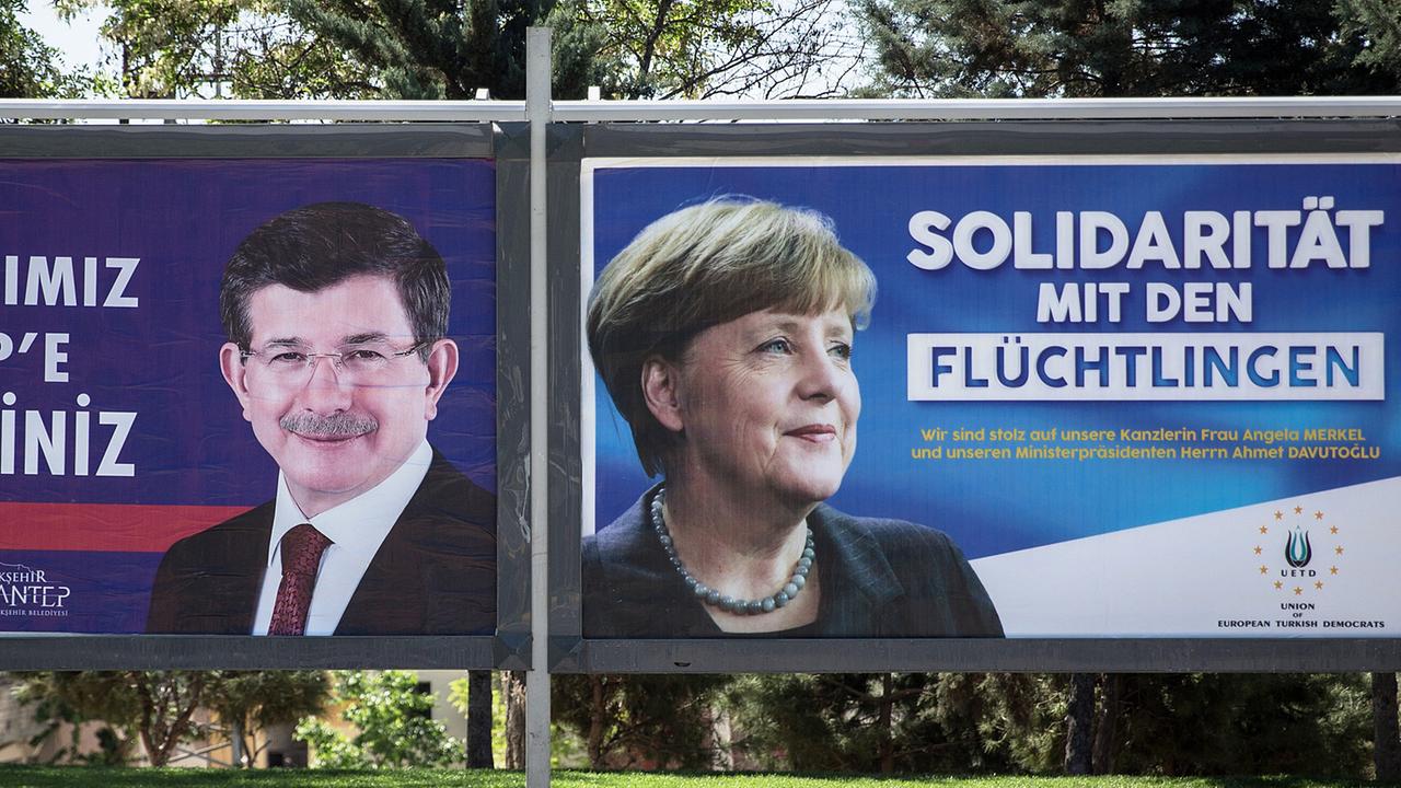 Plakate in Gaziantep zeigen Bundeskanzlerin Angela Merkel und dem türkischen Ministerpräsidenten Ahmet Davutoğlu. Plakate in Gaziantep zeigen Bundeskanzlerin Angela Merkel und dem türkischen Ministerpräsidenten Ahmet Davutoğlu.