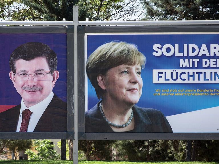Plakate in Gaziantep zeigen Bundeskanzlerin Angela Merkel und dem türkischen Ministerpräsidenten Ahmet Davutoğlu.