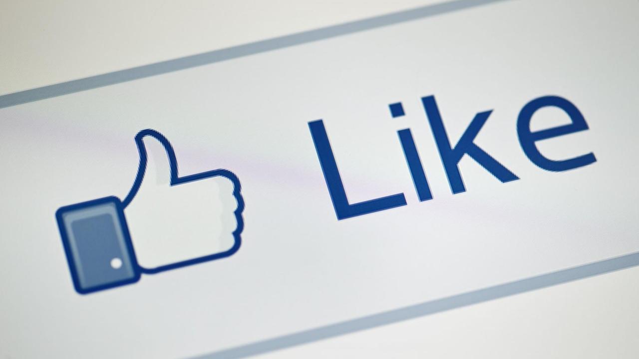 Man sieht einen "Gefällt mir"-Button vom sozialen Netzwerk Facebook. Darauf zu sehen ist eine Hand, die Daumen hoch zeigt. Man sieht einen "Gefällt mir"-Button vom sozialen Netzwerk Facebook. Darauf zu sehen ist eine Hand, die Daumen hoch zeigt.