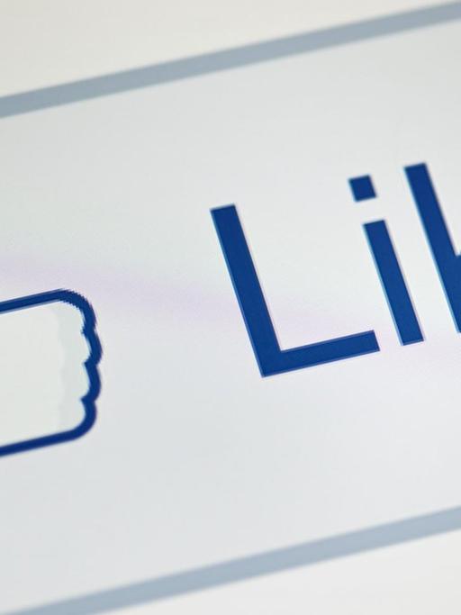 Man sieht einen "Gefällt mir"-Button vom sozialen Netzwerk Facebook. Darauf zu sehen ist eine Hand, die Daumen hoch zeigt.