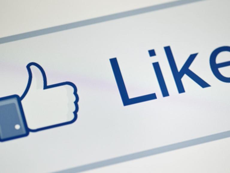 Man sieht einen "Gefällt mir"-Button vom sozialen Netzwerk Facebook. Darauf zu sehen ist eine Hand, die Daumen hoch zeigt.