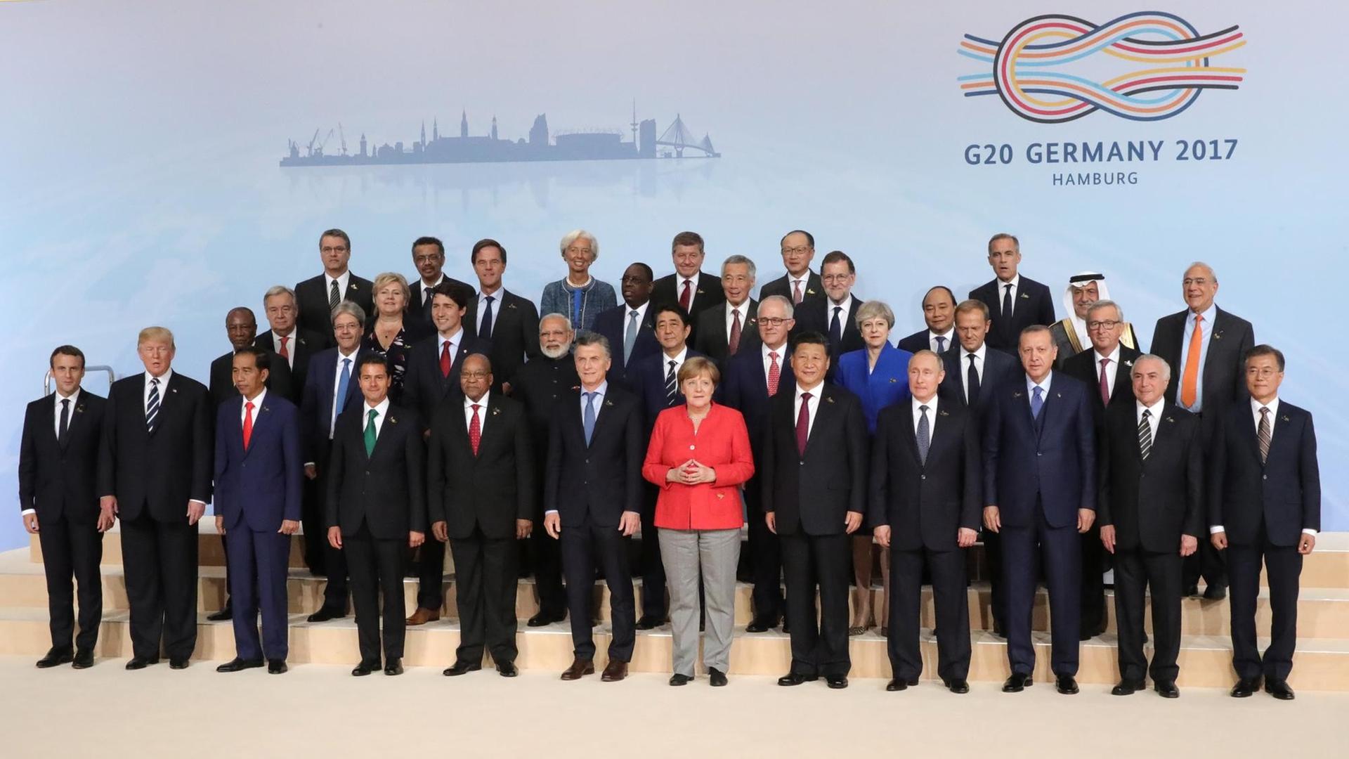 Bundeskanzlerin Angela Merkel steht mit den teilnehmenden Staats- und Regierungschefs (7.7.17) in Hamburg beim G20-Gipfel zusammen für ein Familienfoto. G20-Gipfel - Familienfoto