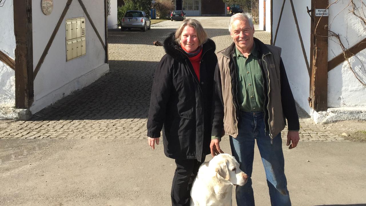 Ludwig und Marlies Grandl, die Besitzer des Wolfganghofs, mit ihrem Hofhund. Ludwig und Marlies Grandl, die Besitzer des Wolfganghofs, mit ihrem Hofhund.
