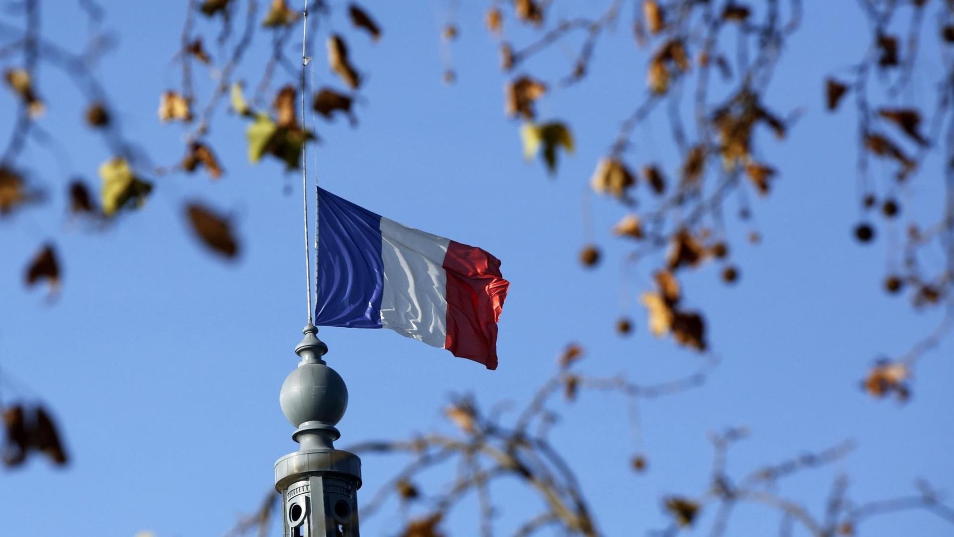 Französische Flagge auf Halbmast Französische Flagge auf Halbmast