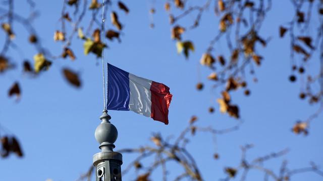 Französische Flagge auf Halbmast