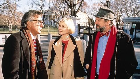 Wag the Dog - Wenn der Schwanz mit dem Hund wedelt, von links nach recht sind Dustin Hoffman, Anne Heche und Robert De Niro zu sehen, allesamt im Mantel. Copyright: TBM UnitedArchives9815112