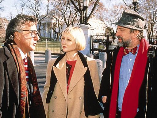 Wag the Dog - Wenn der Schwanz mit dem Hund wedelt, von links nach recht sind Dustin Hoffman, Anne Heche und Robert De Niro zu sehen, allesamt im Mantel. Copyright: TBM UnitedArchives9815112