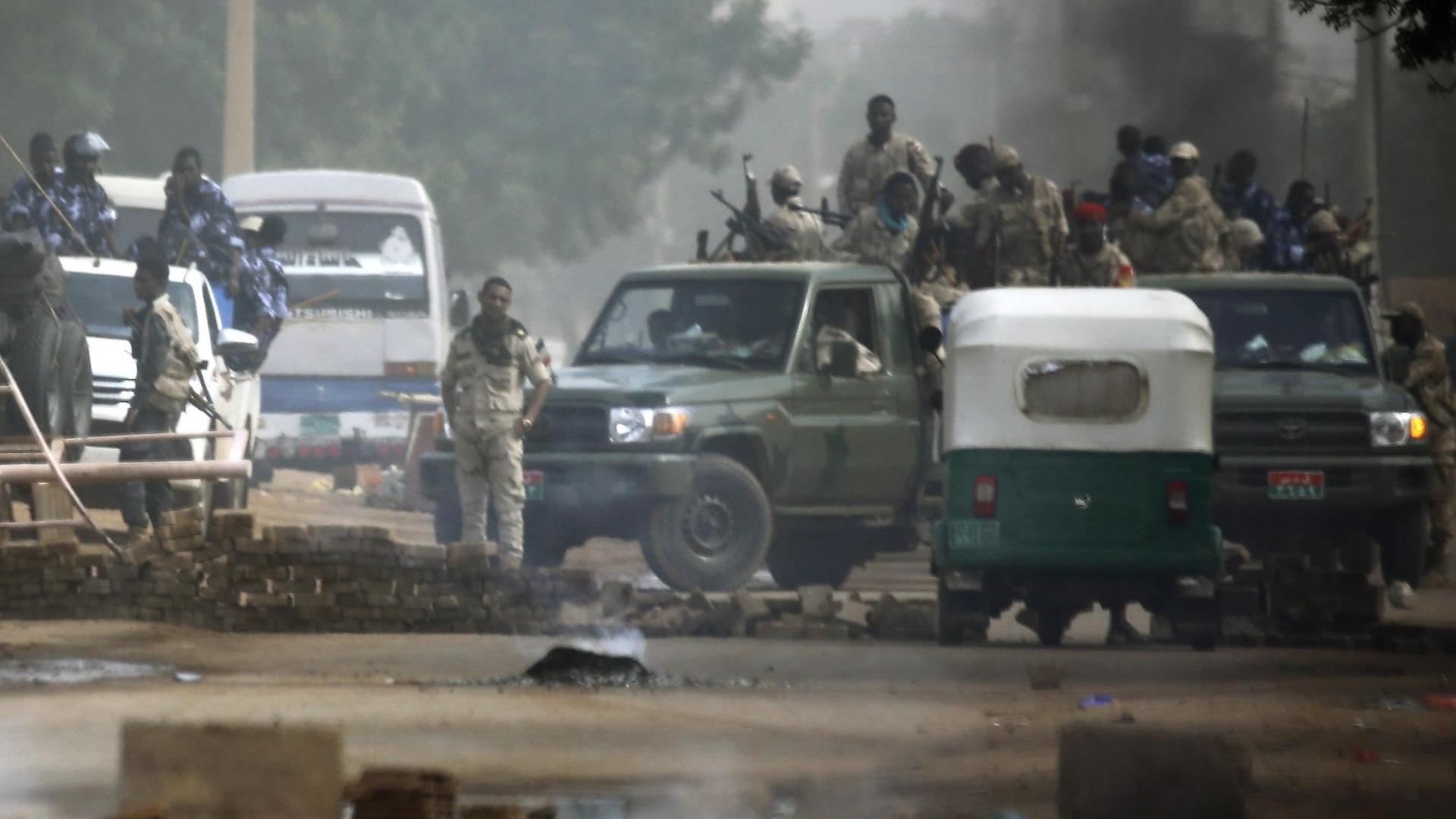 Das sudanesische Militär in der nähe des Armeehauptquartiers in Khartum.