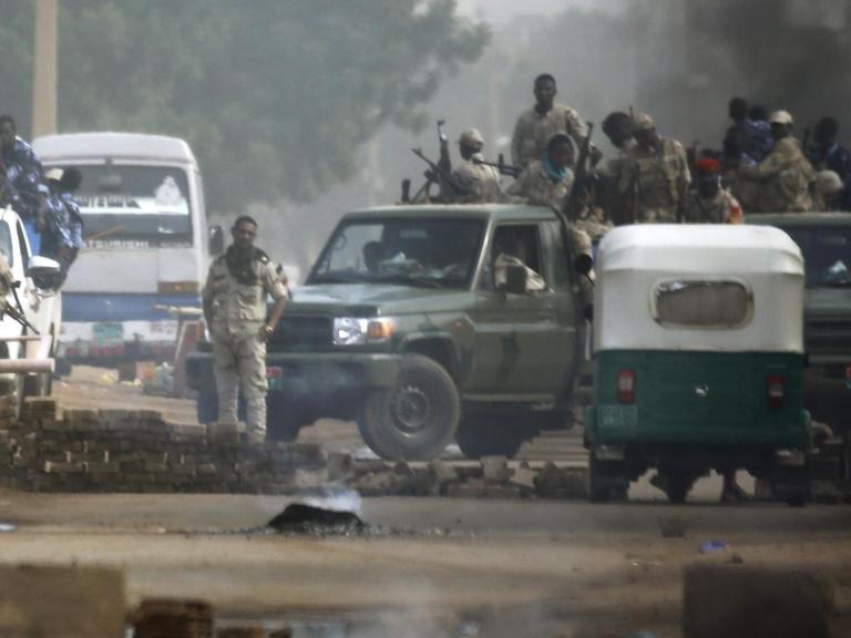 Das sudanesische Militär in der nähe des Armeehauptquartiers in Khartum.