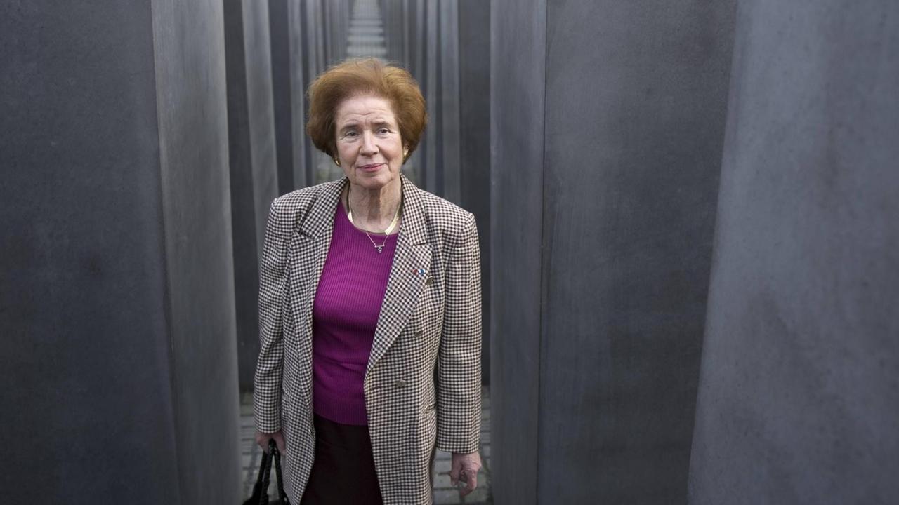 Beate Klarsfeld zwischen den Stelen des Holocaust-Mahnmal in Berlin Beate Klarsfeld zwischen den Stelen des Holocaust-Mahnmal in Berlin