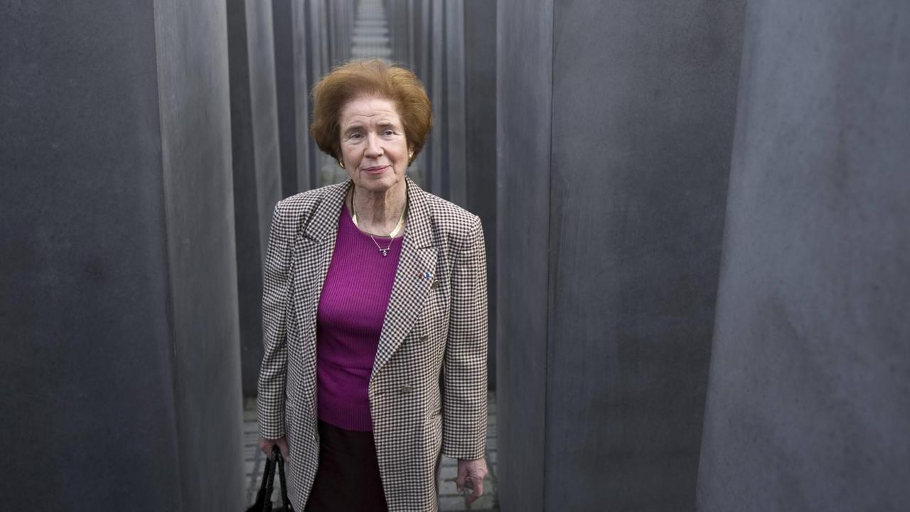 Beate Klarsfeld zwischen den Stelen des Holocaust-Mahnmal in Berlin Beate Klarsfeld zwischen den Stelen des Holocaust-Mahnmal in Berlin