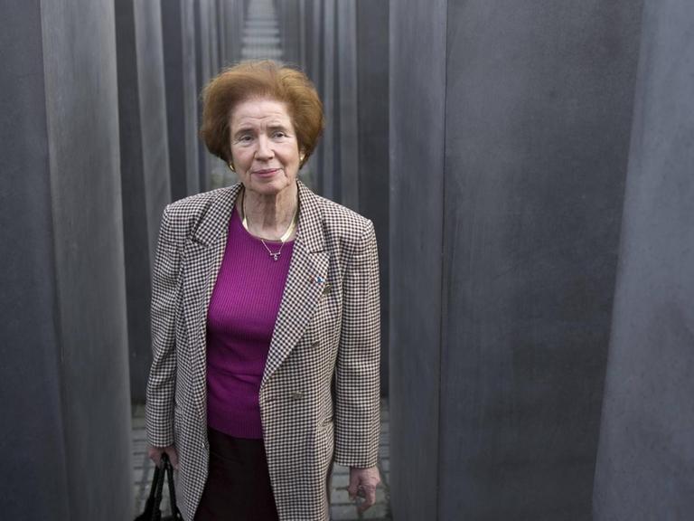 Beate Klarsfeld zwischen den Stelen des Holocaust-Mahnmal in Berlin